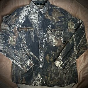 Mossy Oak Apparel men’s or unisex long-sleeve button-down shirt, Size L.